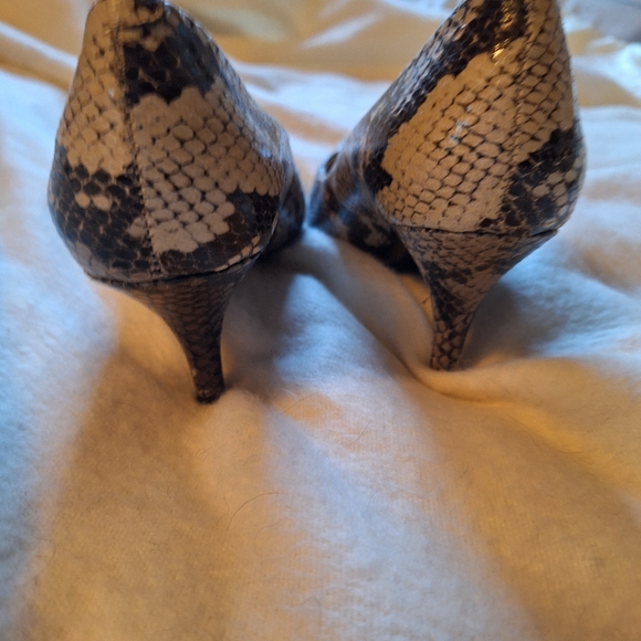 Nine West snakeskin pointy pumps 7 M - Picture 3 of 9